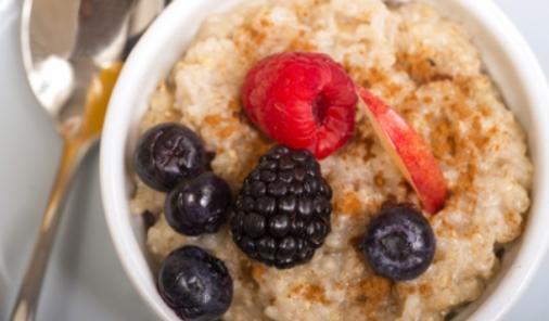 AR - If you think you have to spend 20 minutes boiling steel cut oats for oatmeal... you're doing it wrong! | Hacks | YMCFood | YummyMummyClub.ca