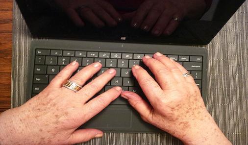 Clever Tips from An Internet Expert: Keeping Seniors Safe Online | YMCTech | YummyMummyClub.ca