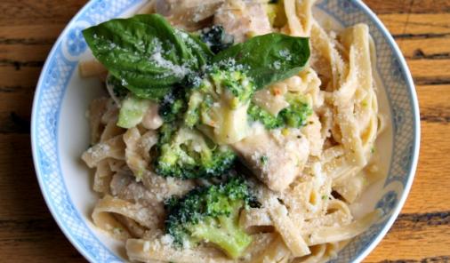 This Weeknight Chicken and Broccoli Fettuccine Alfredo isn't just a "save your butt on a busy weeknight" recipe, it has two added bonuses as well! | YMCFood | YummyMummyClub.ca
