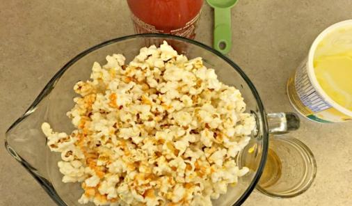 Honey and Sriracha Popcorn recipe | YummyMummyClub.ca 