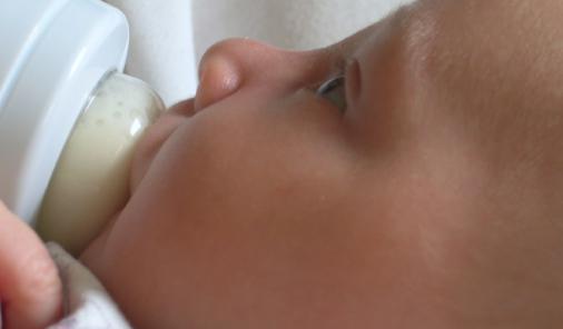 Alicia Silverstone Creates Forum For Breast Milk Sharing