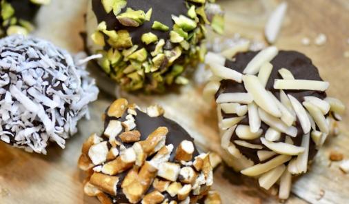 Almost-frozen banana and a dip of chocolate make these mostly-healthy creamy dessert bites an instant delicious treat. This recipe is super flexible-add any toppings you like. And they come together in just a few minutes! | YMC | YummyMummyClub.ca