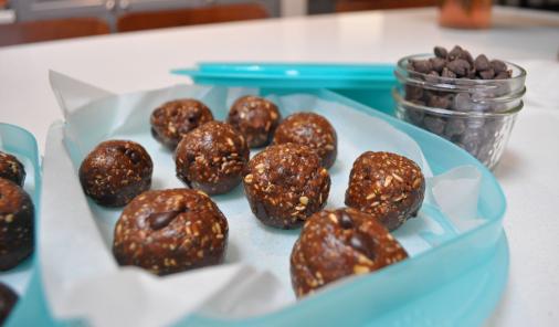 Chocolate Chia Protein Balls Recipe | YummyMummyClub.ca 