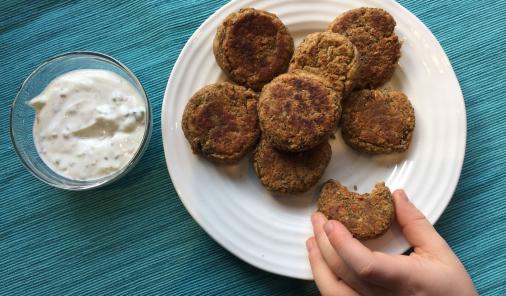 These lentil nuggets aren't just vegan and school safe! Packed full of protein, fibre, vitamins, and minerals, they are filling, energy-sustaining, healthy and nutritious (not to mention delicious). | YMC 