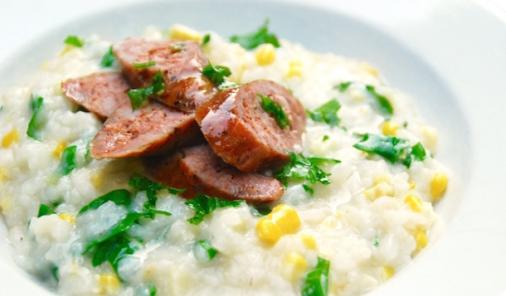 This BBQ’d Corn and Swiss Chard Risotto with Turkey Sausage makes the perfect early fall dish to celebrate the last great days of barbecue weather. Creamy and delicious with gruyere and caramelized corn on the cob, this recipe is sure to become a favourite! | YMCFood | YummyMummyClub.ca