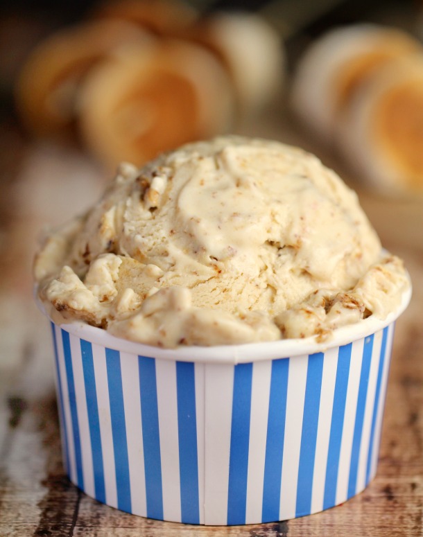 Only three ingredients are needed to make this unbelievably delicious Roasted Marshmallow Ice Cream. | YMCFood | YummyMummyClub.ca