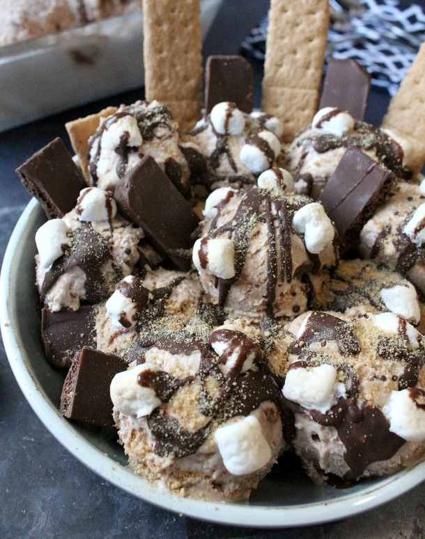 Sure, s'mores on the campfire are delicious but it's nothing compared to this Ultimate S'mores Ice Cream Sundae! | YMCFood | YummyMummyClub.ca