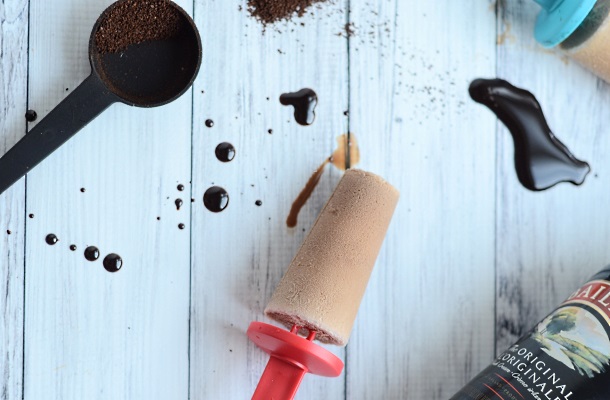 Adults need cool summer treats too! Try these luscious Mocha Baileys Fudgesicles, made with coffee, chocolate, and decadent, rich cream! | popsicles | alcoholic 