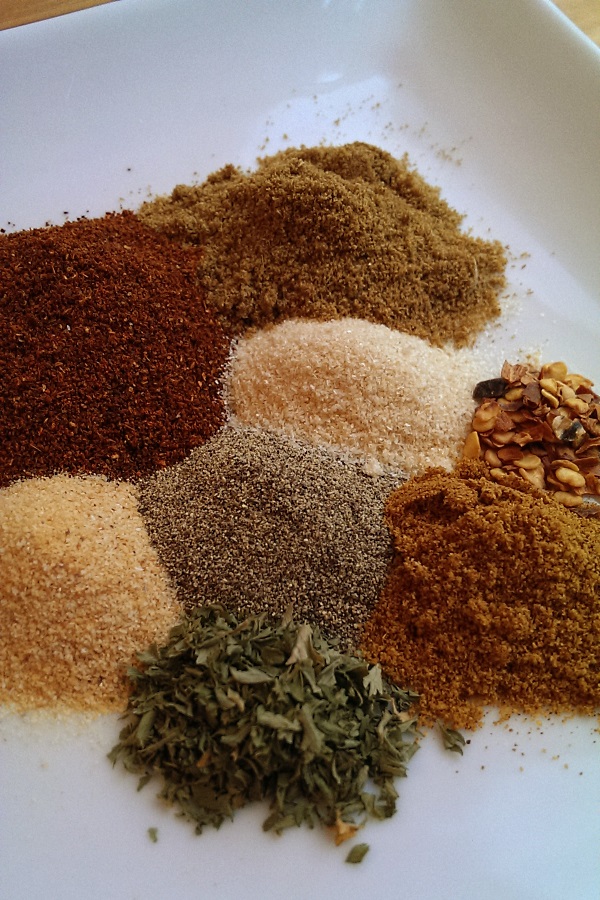 Ditch the box and save money! You can make your own taco seasoning spice mix at home, and make it as spicy as you want it. It's also great to give away as gifts! | frugal | mason jar | 