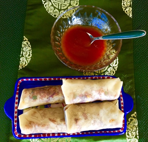 This simple egg roll recipe takes less than 30 minutes for delicious egg rolls that are chock full of veggies. | YummyMummyClub.ca
