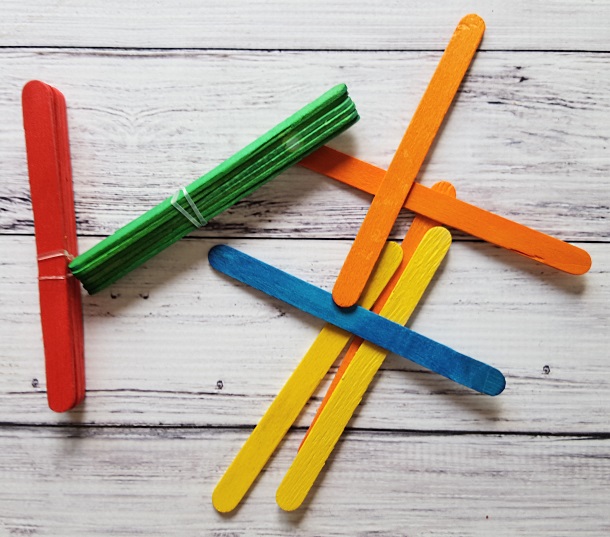 These dollar store popsicle sticks helped me limit screen time and get my son to help do more chores at home without fighting. It's parenting magic! | YummyMummyClub.ca