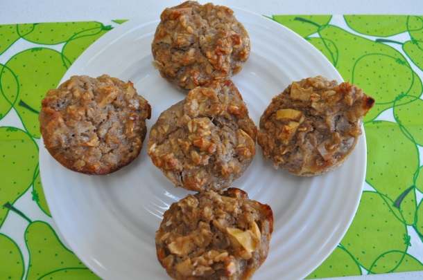 These muffins are a fun, healthy, kid-friendly twist on a traditional oatmeal breakfast. (And it freezes well, too!) | YMCFood 
