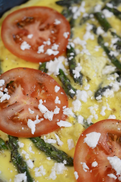 This Asparagus, Tomato and Feta Omelette is a great spring recipe, perfect for breakfast, lunch or dinner! | YMCFood | YummyMummyClub.ca
