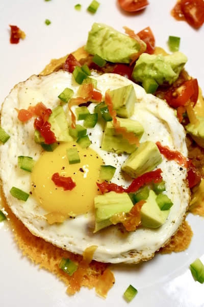 These high-protein, healthy and vegetarian Scrumptious Breakfast Egg Tostadas are a great choice for breakfast, lunch, brunch, or even dinner! | YMCFood | YummyMummyClub.ca