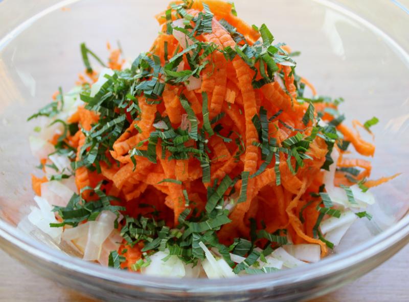 Sweet and Spicy Carrot Salad | YummyMummyClub.ca 