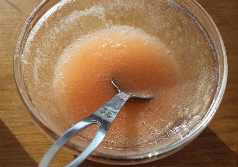 Your kids are going to be amazed at this simple molecular gastronomy kitchen experiment that allows them to eat water instead of drink it. | YMCFood | YummyMummyClub.ca