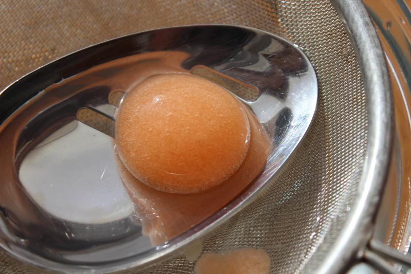 Your kids are going to be amazed at this simple molecular gastronomy kitchen experiment that allows them to eat water instead of drink it. | YMCFood | YummyMummyClub.ca