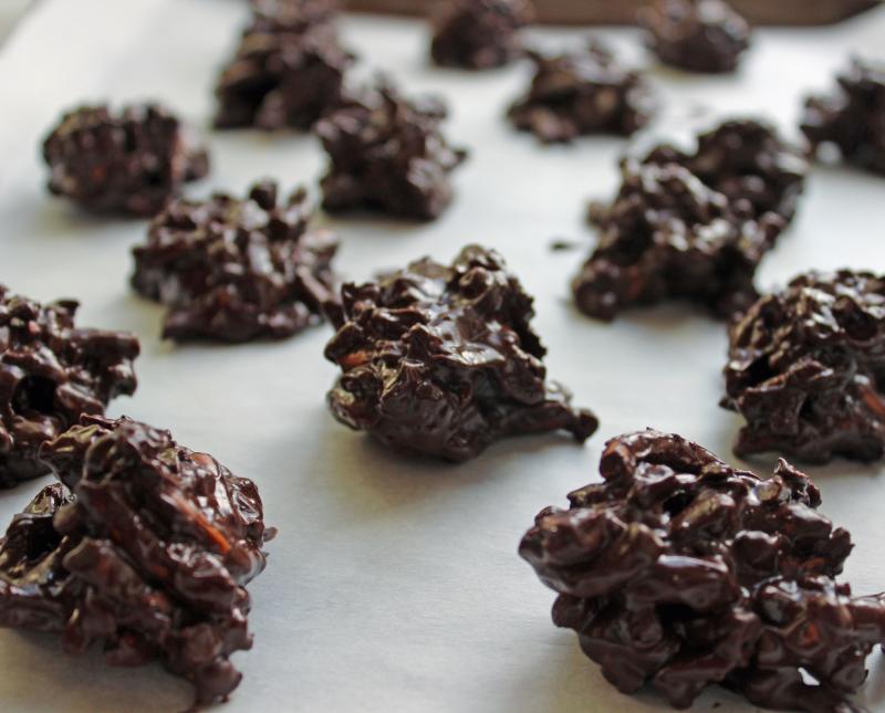 Festive Chocolate, Fruit and Pretzel Bites - Salty pretzels combined with chewy dried fruit and chocolate. A quick, no-bake, healthier holiday treat that's great to make for gifting - a perfect combo! | DIY | Christmas | YMCFood | YummyMummyClub.ca