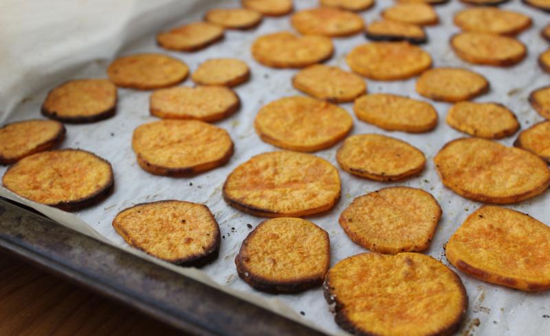 Crispy Sweet Potato Chips are the perfect base for this healthy nacho recipe, making it a great family treat - especially for the upcoming Super Bowl! | YMCFood | YummyMummyClub.ca
