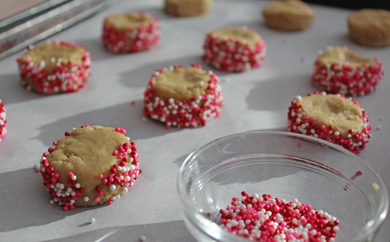 These Kiss Cookies have a super simple recipe. You can make this sweet treat that screams I love you! in no time, flat. | Valentine's Day | YMC | YummyMummyClub.ca