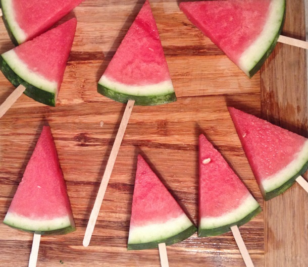 Watermelon is the ultimate snack for kids in the summertime, and now you can have a frozen option that's healthy! Woohoo for Watermelon! | YMCFood | YummyMummyClub.ca