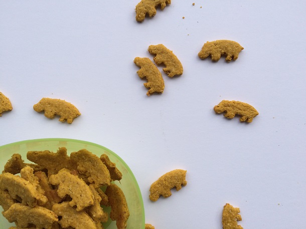 These Five Ingredient Sweet Potato Crackers are easy to make and your kids will love them. | YMCFood | YummyMummyClub.ca