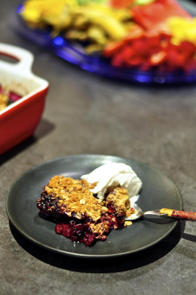 peaches, blueberries, crumble, easy recipe, fresh, summer, frozen fruit, oatmeal, cinnamon, vanilla, crumble recipe, Katja Wulfers, Around The Table