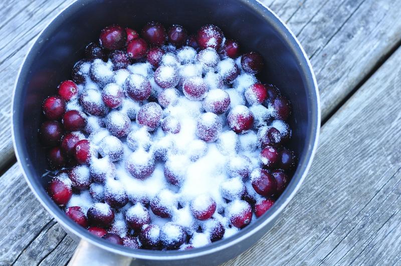Make quick and perfect homemade cranberry sauce every time from scratch, great for the holidays! Fast, easy, delicious. | Thanksgiving | Christmas | YMCFood | YummyMummyClub.ca