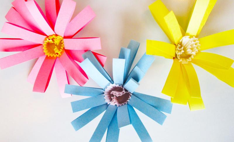 Cut flowers are beautiful. Until they aren't. So ask for these beautiful kid-crafted flowers instead for Mother's Day. | DIY | Crafts | YMC