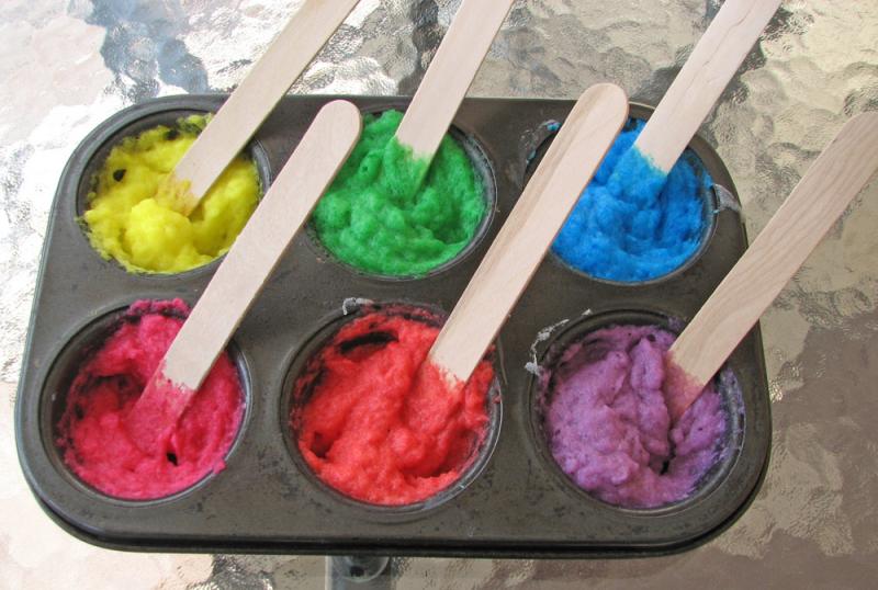 This finger paint is easier to make than it is to get in the car and drive to the craft store to buy it!  | DIY | YummyMummyClub.ca