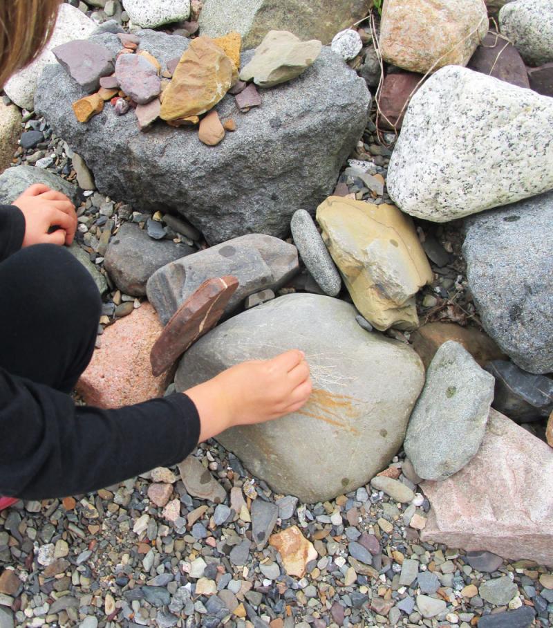 Drawing with rocks.