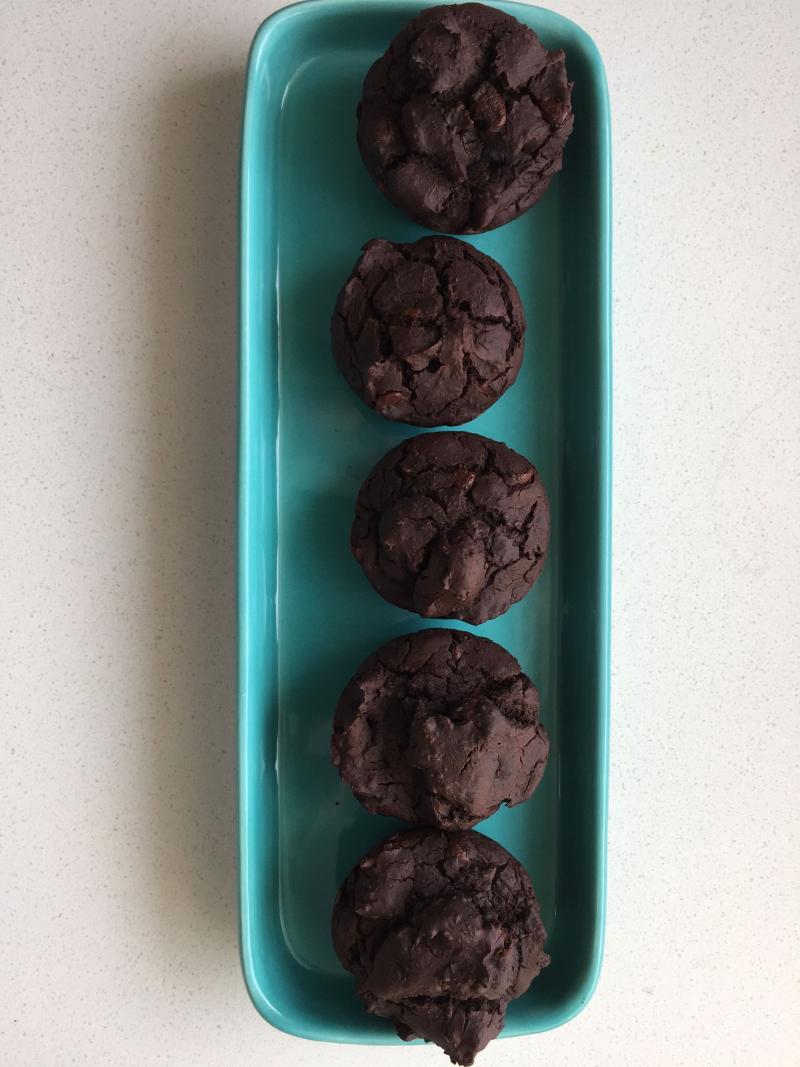 This brownie recipe is actually healthy and dietitian approved! No refined sugar, coconut oil, and a full can of lentils means that this dessert is high in fibre and healthy fats. | YMC | YummyMummyClub.ca