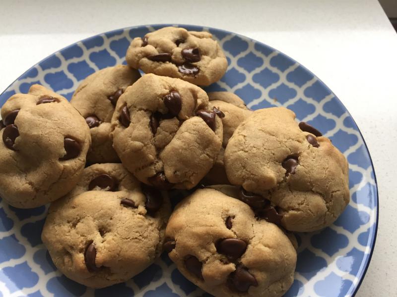 These easy chocolate chip cookies are made in one bowl, in just 15 minutes. And they're dietician approved as part of a healthy diet with dessert in moderation. | YMC 
