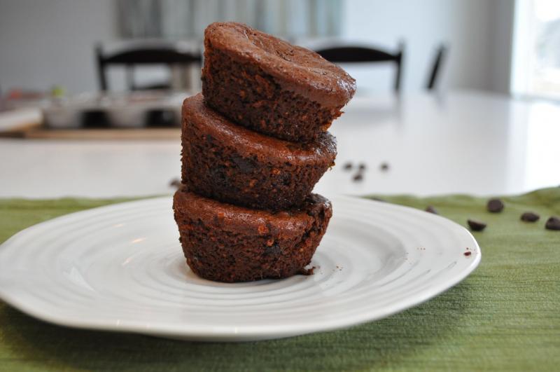 These Flourless Chocolate Zucchini Blender Muffins are school-safe - nut, peanut, and dairy free! | YMCFood | YummyMummyClub.ca